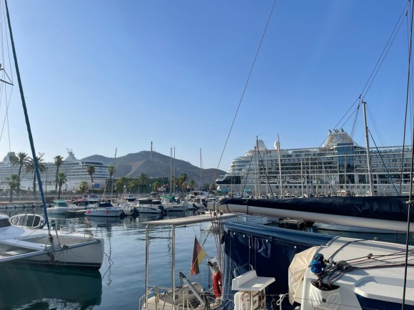 Dos cruceros llevan a casi 1.470 turistas a Cartagena