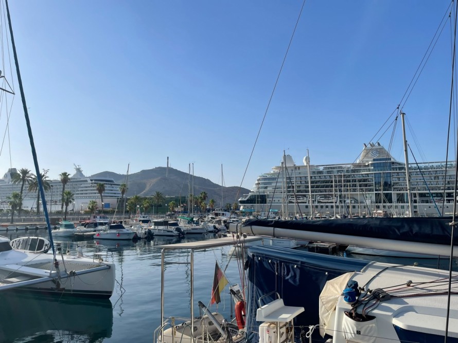 Dos cruceros llevan a casi 1.470 turistas a Cartagena
