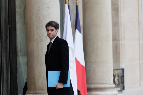 Macron no acepta la dimisión de Attal y le pide que siga 
