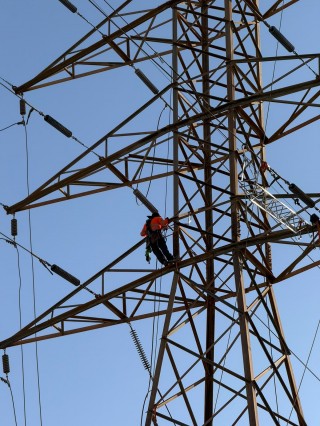 Los Rectores y la Costera Norte de Murcia dicen adiós a ocho grandes torres eléctricas tras décadas de esperas