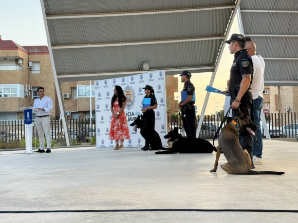 La nueva 'patrulla canina' de San Javier echa a andar con los 'agentes' Dino, Kira y Lobo 