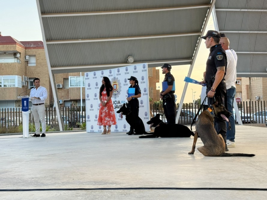 La nueva 'patrulla canina' de San Javier echa a andar con los 'agentes' Dino, Kira y Lobo 