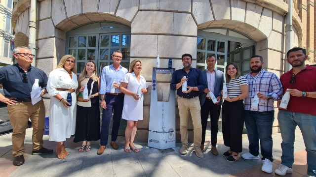 Alicante y Aguas instalan seis primeros surtidores de agua refrigerada contra el efecto del calor