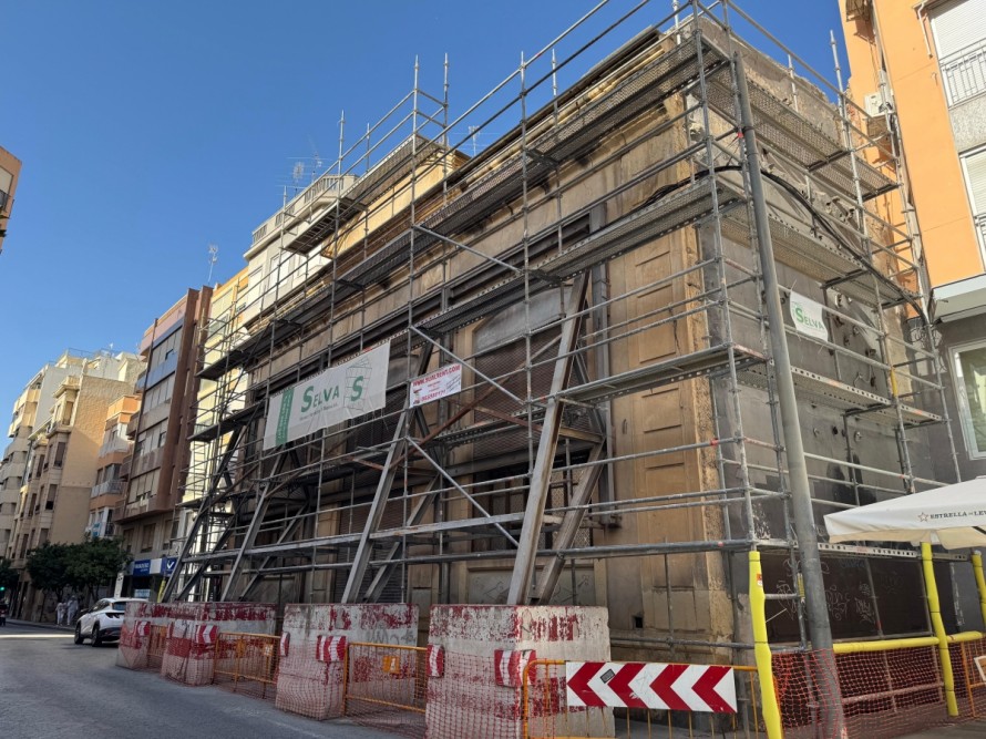 Ahora sí, empieza el desmontaje de la fachada de Riegos El Progreso en Elche