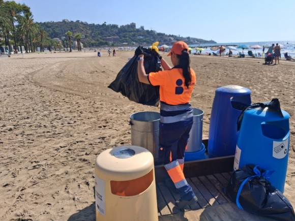 Benicàssim retira 52 toneladas de residuos en sus playas desde el inicio de temporada