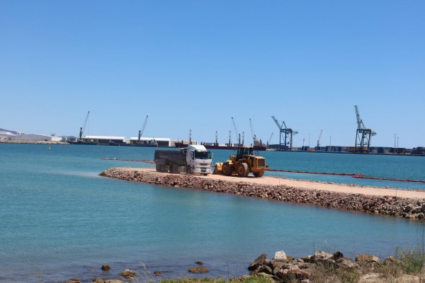 PortCastelló inicia la obra de expansión de la dársena sur del 'hub' eólico con la mota de cierre