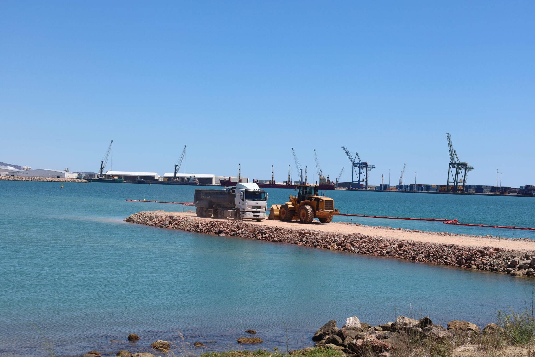PortCastelló inicia la obra de expansión de la dársena sur del 'hub' eólico con la mota de cierre