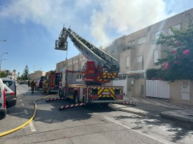 Evacuadas varias familias por un incendio en una vivienda de tres plantas en El Campello