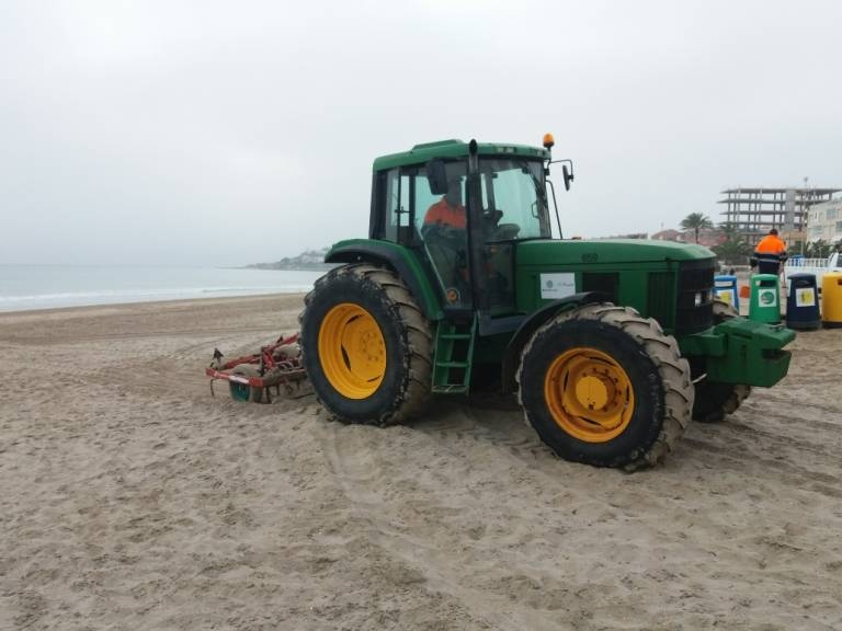 Un tractor en el cribado de la arena de las playas.