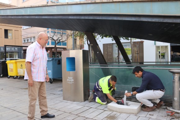 Vila-real y Facsa trabajan en la instalación de una fuente de agua refrigerada en la plaza Mayor