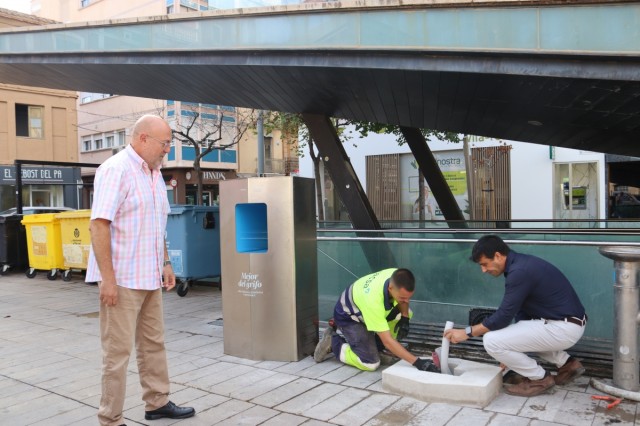Vila-real y Facsa trabajan en la instalación de una fuente de agua refrigerada en la plaza Mayor
