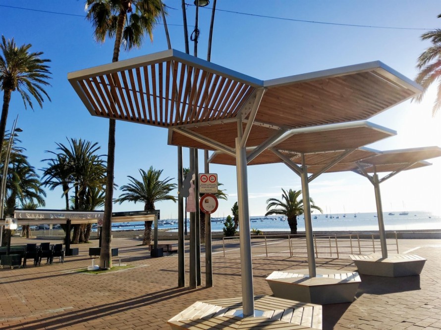 La playa Barnuevo de Santiago de la Ribera suma más zonas de sombra con tres nuevas pérgolas
