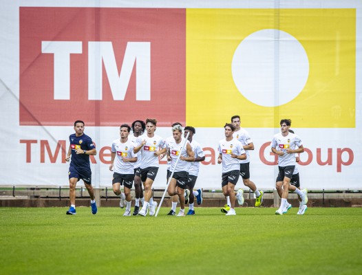 El Valencia inicia el curso con sólo trece jugadores del primer equipo y doble sesión