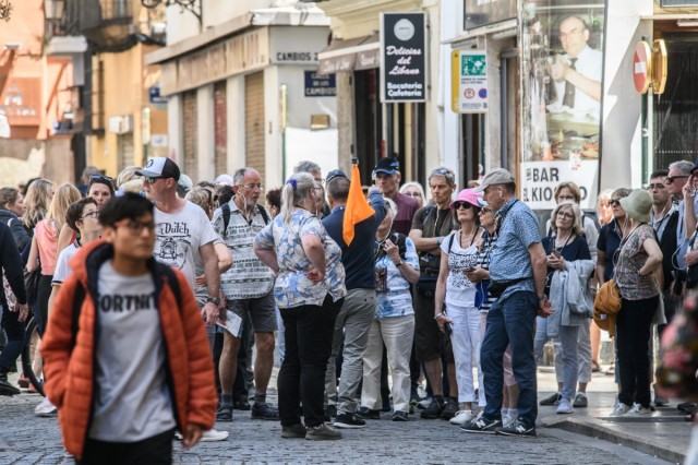 Generalitat y Ayuntamiento de València refuerzan la colaboración contra el intrusismo en los guías oficiales