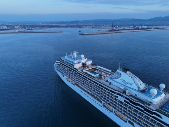 Cerca de 650 cruceristas de EEUU y Australia escalan este jueves en PortCastelló a bordo del lujoso ‘Crystal Serenity'