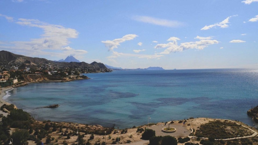 El Campello vuelve a sufrir vertidos en la playa de la Almadraba