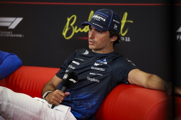Carlos Sainz renueva con Williams con un contrato multianual
