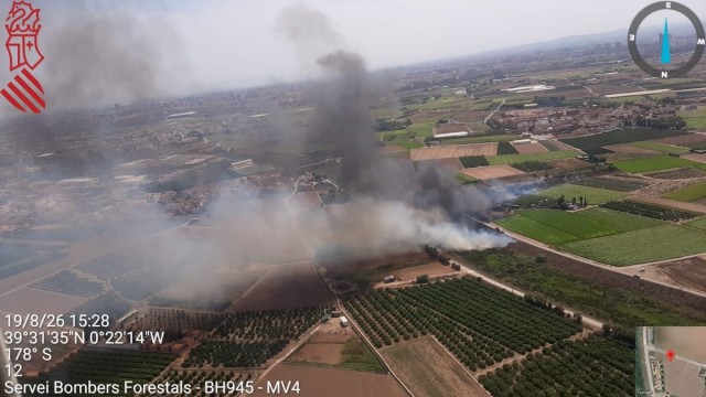 Bomberos y 4 medios aéreos intentan controlar un incendio en el barranco del Carraixet