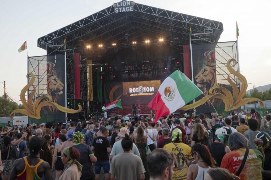 De las mañanas de yoga en la playa al icono del dancehall Shenseea guiando la madrugada: el Rototom afronta su cuarta jornada