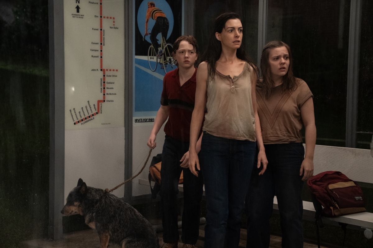 Anne Hathaway, con sus dos hijos en la ficcio?n, debe sobrevivir a una pesadilla llena de dinosaurios. - Anne Hathaway, con sus dos hijos en la ficcio?n, debe sobrevivir a una pesadilla llena de dinosaurios.