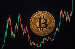 El bitcóin sube 5,4% y el oro un 3,4%, tras anuncio de EEUU de duplicar recompra de bonos