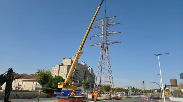 Murcia retira las primeras torres de alta tensión de la Costera Norte