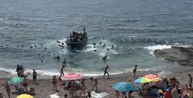 La Guardia Civil localiza en buen estado de salud a los 62 inmigrantes que llegaron en patera a la Cala del Barco en Cartagena