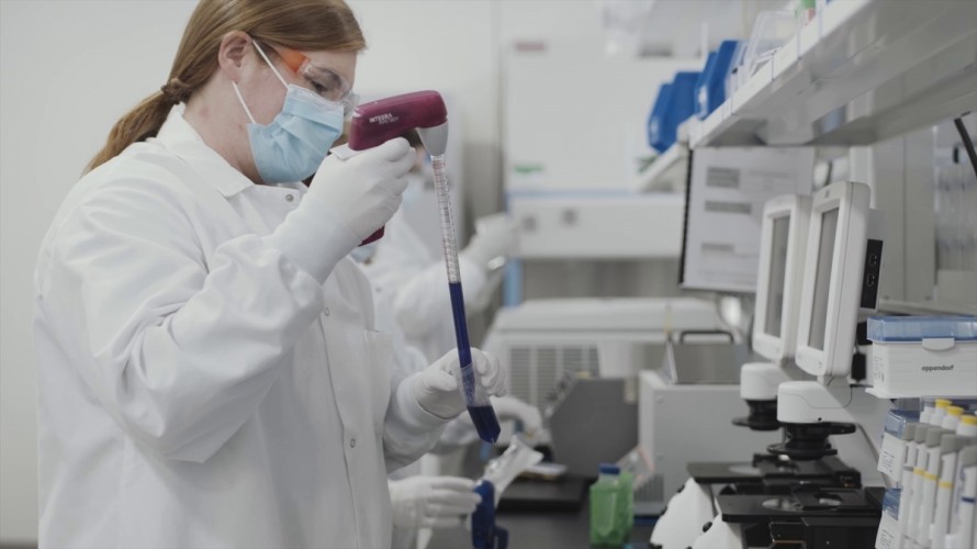 Moderna (+75%) y Merck (+8%) se disparan en Bolsa al anunciar resultados positivos en el ensayo clínico de una vacuna para el melanoma