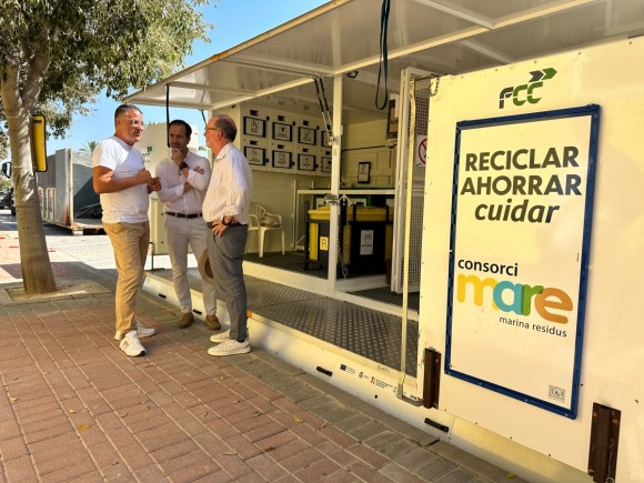 Los turistas también reciclan: los ecoparques móviles de El Campello se usan un 25% más en verano