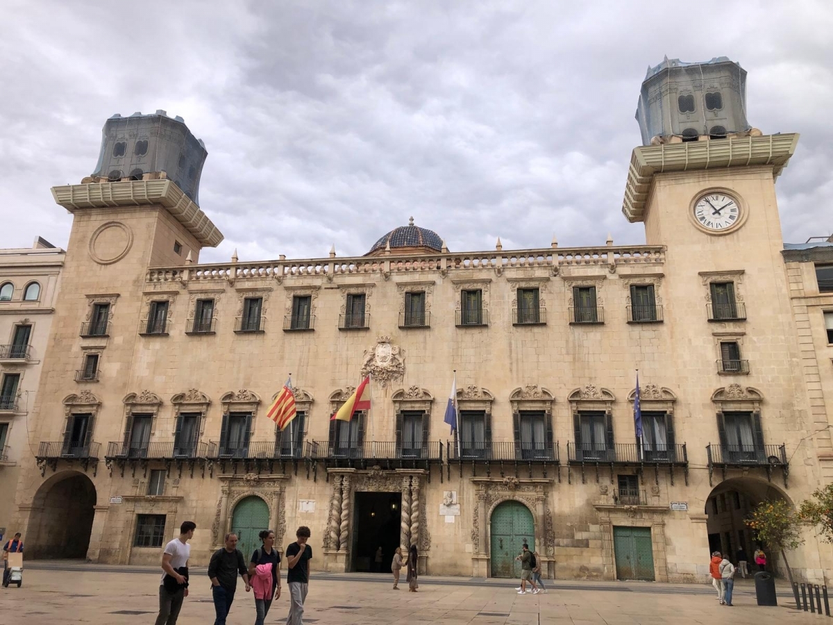 La fachada del edificio histórico del Ayuntamiento de Alicante.