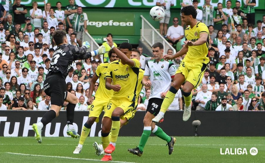 Ayoze remata frente a Aguirrezabala. 