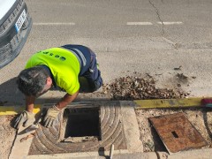 Paiporta refuerza las labores preventivas de Espai en los imbornales ante el aviso naranja por lluvias