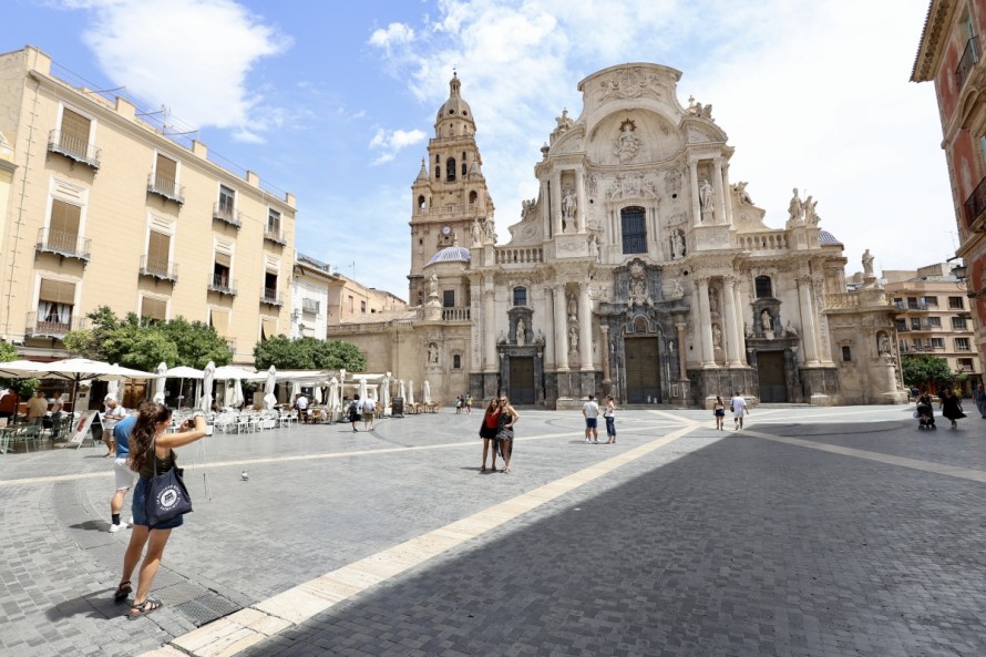 Murcia ya no echa el cierre en agosto: el turismo y los nuevos hábitos devuelven la vida al centro