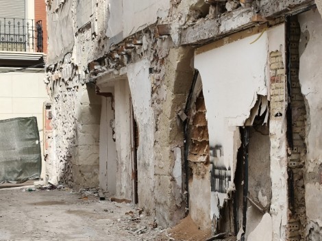 Ciudadanía en guardia por el patrimonio en Elche: advierten de dos grandes arcos de sillería tras un derribo en el centro