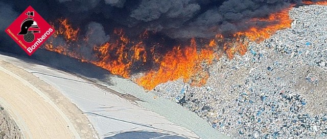 Los bomberos persisten en el control de un incendio declarado en el vertedero de Xixona