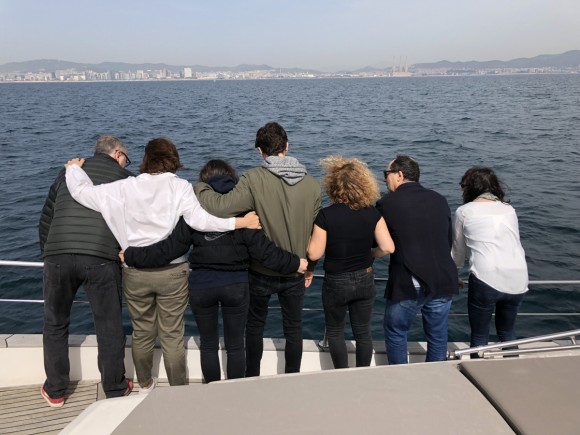 Las ceremonias para depositar las cenizas en el mar llegan a La Manga: una empresa ofrece este servicio desde el Puerto Tomás Maestre