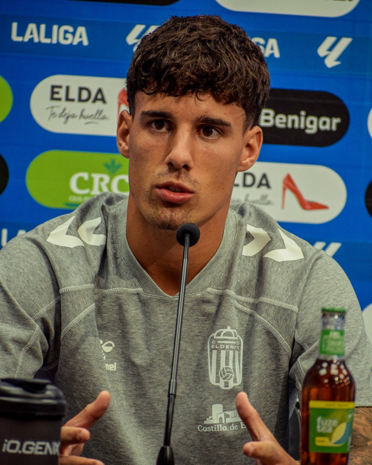 Javier Olaizola en el transcurso de su presentación