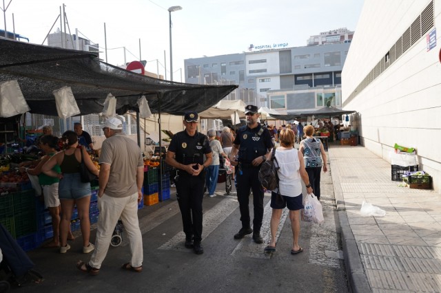 La Policía Local de Murcia refuerza la vigilancia en los 54 mercados semanales que se celebran en el municipio