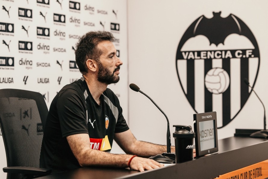 Corberán reconoce que el equipo está “incompleto” y pide que todos den “un paso más”