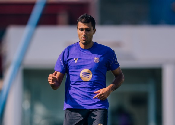 'Rodri' y Cancelo participan del primero de los dos únicos entrenamientos del FC Barcelona pensando en el Elche CF