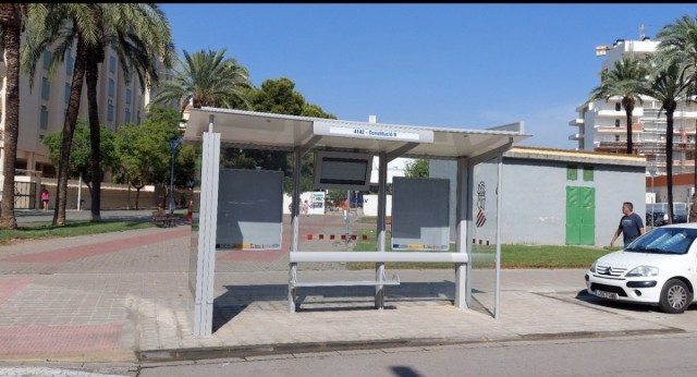 La línea 112A estrena en la playa de La Pobla de Farnals una nueva parada más céntrica y con mayor capacidad