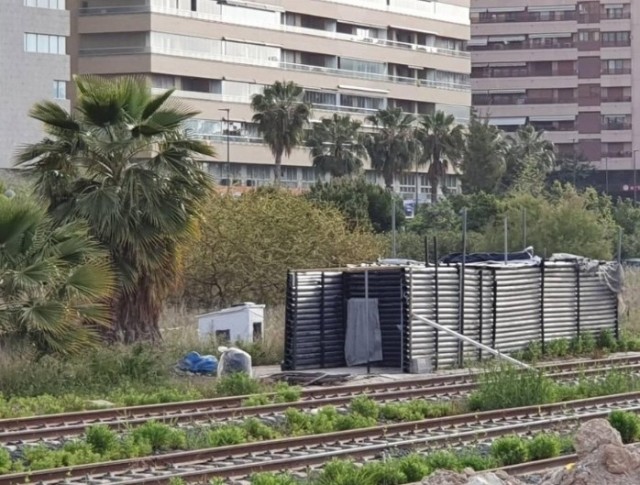 Adif acata la orden de limpieza de Alicante en Benalúa a la espera de desalojar asentamientos