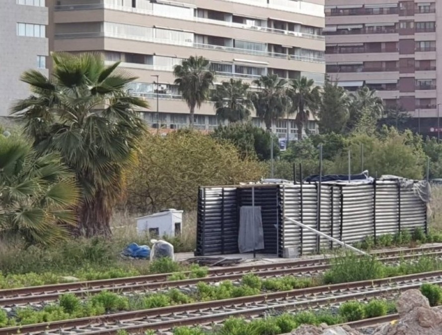 Adif acata la orden de limpieza de Alicante en Benalúa a la espera de desalojar asentamientos