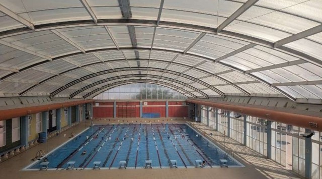 Fuente Álamo arreglará las deficiencias de la cubierta telescópica de su piscina municipal 