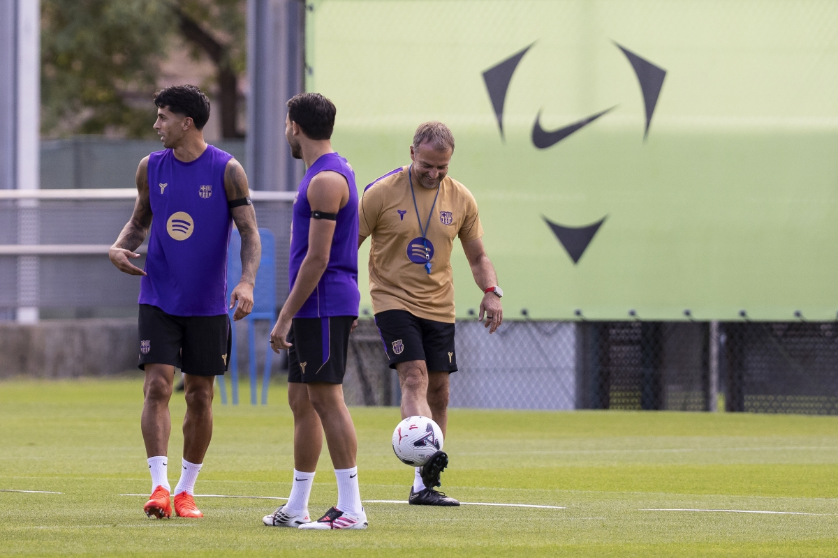 Hansi Flick drante el entrenamiento de este sábado