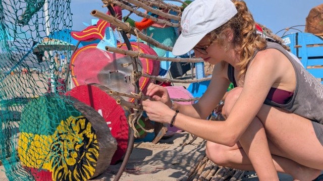 Arte en el festival Rototom: una escultura que simula una ballena gigante irrumpe en la playa del Gurugú de Castelló