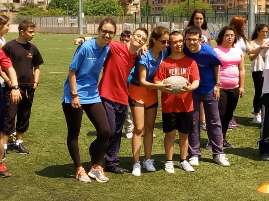 Voluntarios de “la Caixa” de Valencia enseñan los valores del rugby a 100 jóvenes de ASINDOWN
