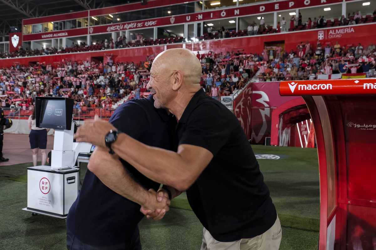 Barragán saluda a García Piminta antes del inicio del partido de la jornada 1