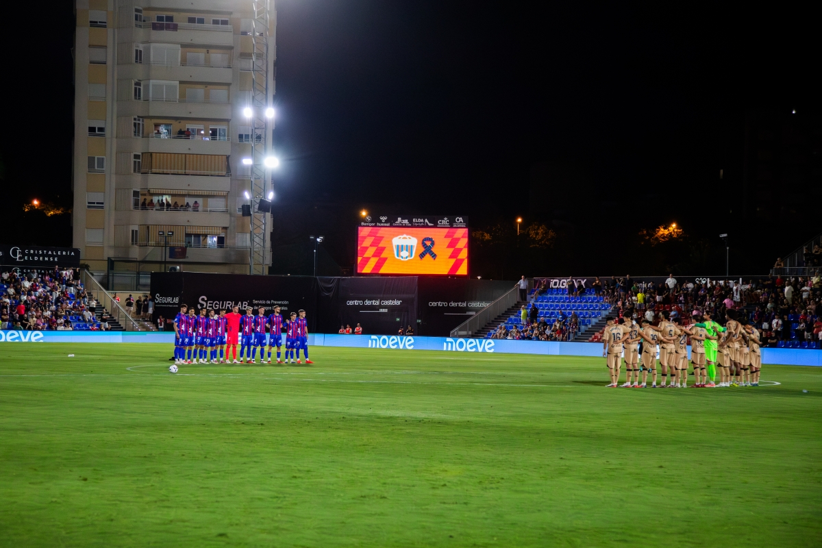 Minuto de silencio en recuerdo a los abonados del CD Eldense falleciddo - Foto: LOF Minuto de silencio en recuerdo a los abonados del CD Eldense falleciddo