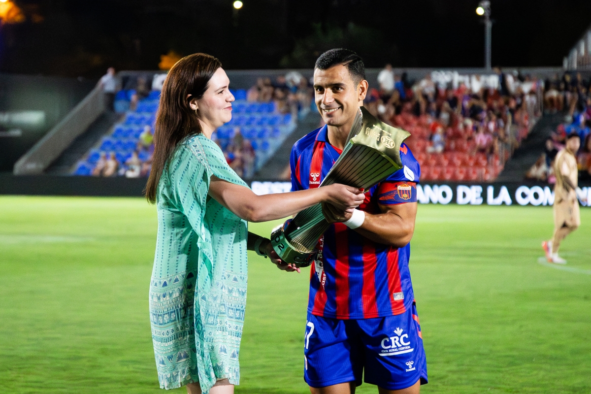 Jesús Clemente recoge de Carolina Holguín el trofeo de campeón de Primera Federación - Foto: LOF Jesús Clemente recoge de Carolina Holguín el trofeo de campeón de Primera Federación